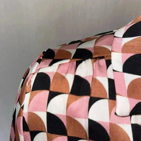 Woman’s blouse shirt top button up pattern tie detail abstract pattern - Picture 3 of 6